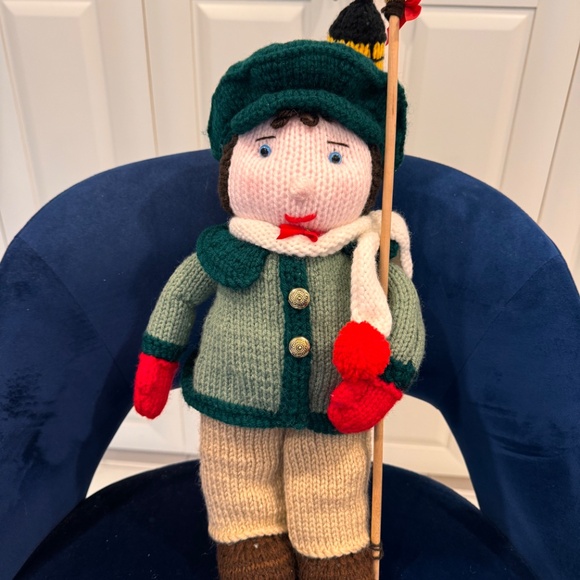 Vintage hand knit trio of Christmas Carollers. Three large hand knit figurines. - Picture 3 of 11